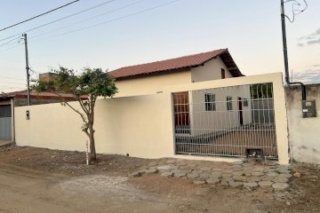 CASA COM QUINTAL 