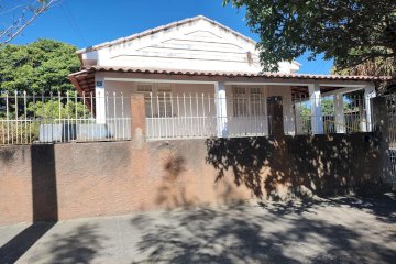 CASA GRANDE BEM LOCALIZADA 