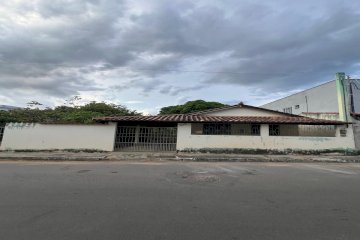 CASA COM COM GARAGEM E QUINTAL
