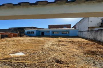 CASA COM QUINTAL E GARAGEM 